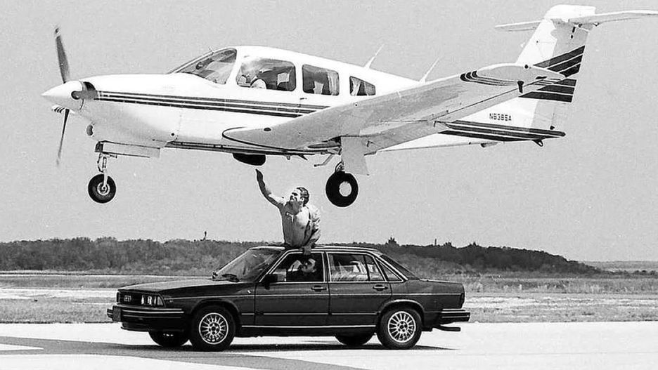 Mechanik naprawiający samolot w locie na Florydzie w 1985 roku