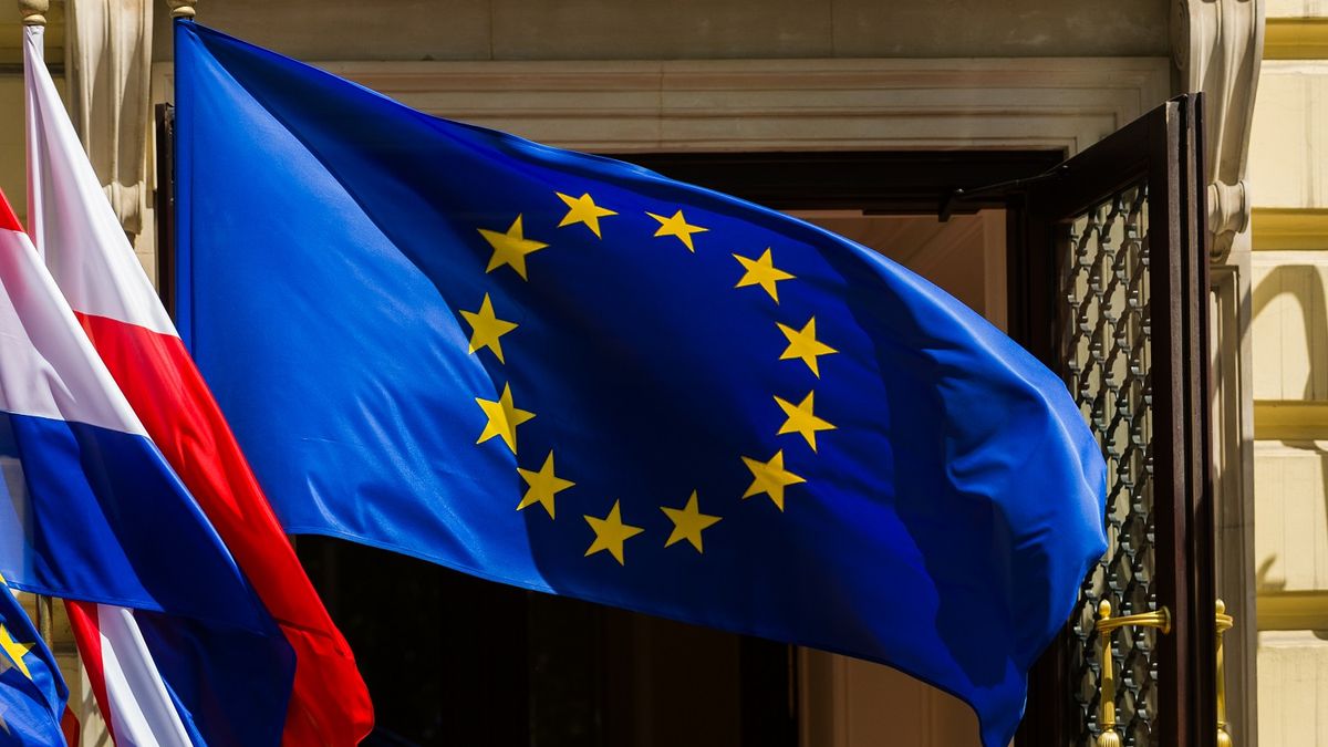UE zakazuje wszelkich transakcji z bankiem centralnym Rosji