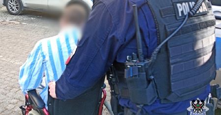 Ruszył z młotkiem na policjantów. 30-latek aresztowany