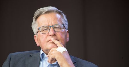 Komorowski krytykuje Dudę. "Jak można?"