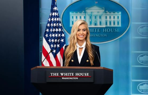 Wpadki i niewiele odpowiedzi. Debiut nowej rzeczniczki Trumpa