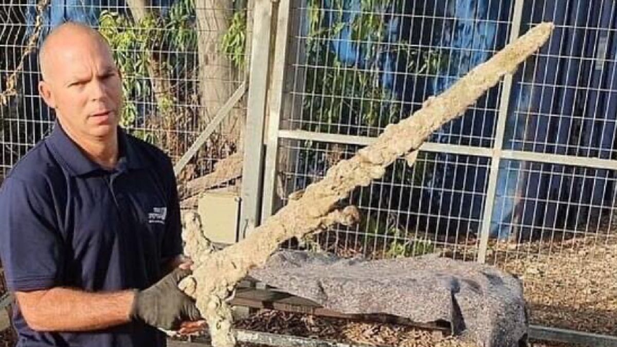 Miecz przeleżał w wodzie 900 lat.