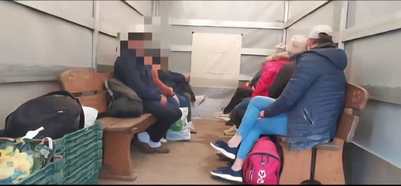 Mężczyzna przewoził na pace aż 9 osób