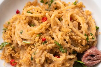 Włosi mówią o nim "ser biedaka". Do makaronu i zapiekanek sprawdzi się jak drogi parmezan