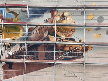 Wałbrzych: Złoty pociąg wyjedzie ze ściany kamienicy. Nowy mural upamiętnia legendarny cel poszukiwaczy - zdjęcia