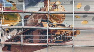 Wałbrzych: Złoty pociąg wyjedzie ze ściany kamienicy. Nowy mural upamiętnia legendarny cel poszukiwaczy - zdjęcia