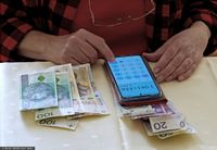 Stock Marek Bazak
Fot. Zofia i Marek Bazak/East News
N/z liczenie domowego budzetu - problemy finansowe w roku 2023.
ZOFIA BAZAK