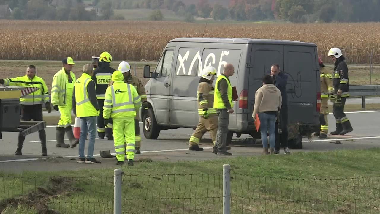 Na A2 przewrócił się dostawczy samochód. W części towarowej jechało kilkunastu obcokrajowców