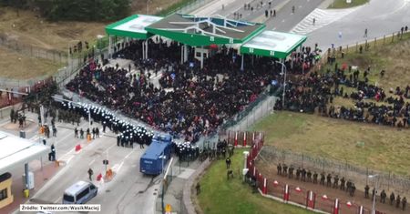 “Spodziewamy się próby siłowego forsowania granicy”. Straż Graniczna o grupie migrantów na przejściu granicznym w Kuźnicy