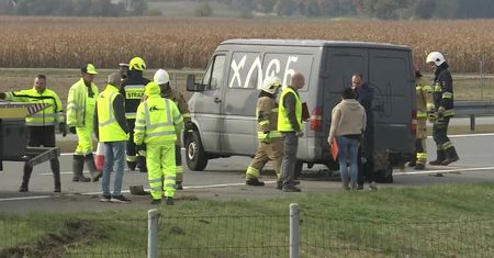 Na A2 przewrócił się dostawczy samochód. W części towarowej jechało kilkunastu obcokrajowców