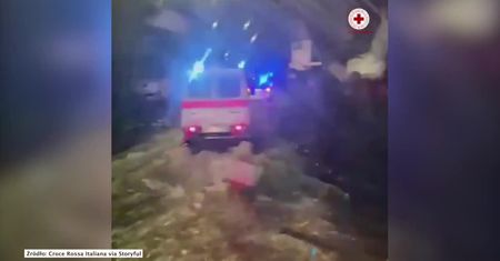Powódź na Sycylii. Strażacy uratowali kierowcę zalanego samochodu.