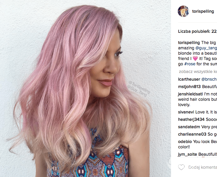 Tori Spelling ma różowe włosy