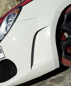 Brzydula w czerwonych skarpetach