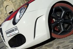 Brzydula w czerwonych skarpetach