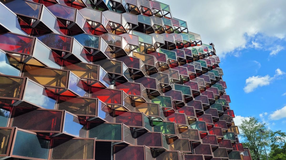 Kolorowa elewacja z paneli fotowoltaicznych. Ekologiczna i ekonomiczna 1