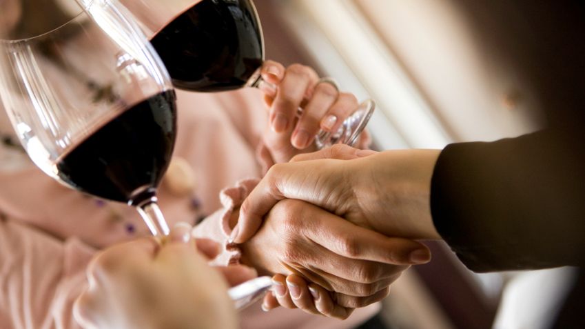 Polacy coraz chętniej sięgają po wino, za to spadła sprzedaż cydru. Ambra odnotowała rekordowy rok