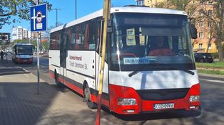 Dworzec autobusowy w Toruniu bez autobusów. Dlaczego niektóre tam nie wjeżdżają?