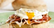 Bułka z jajkiem i bekonem (danie typu fast food)