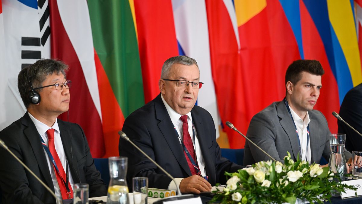 Jasionka, 30.03.2023. Minister infrastruktury Andrzej Adamczyk (C), sekretarz generalny Międzynarodowego Forum Transportu Young Tae Kim (L) i wiceminister ds. wspólnot, terytoriów i rozwoju infrastruktury Ukrainy Serhiy Derkach (P) podczas obrad Dialogu Wysokiego Szczebla dla Ukrainy w G2A Arenie Centrum Wystawienniczo�Kongresowe Województwa Podkarpackiego w Jasionce, 30 bm. (sko) PAP/Darek Delmanowicz