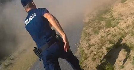 Policjant nie wyłączył kamery. Całe nagranie trafiło na Facebooka