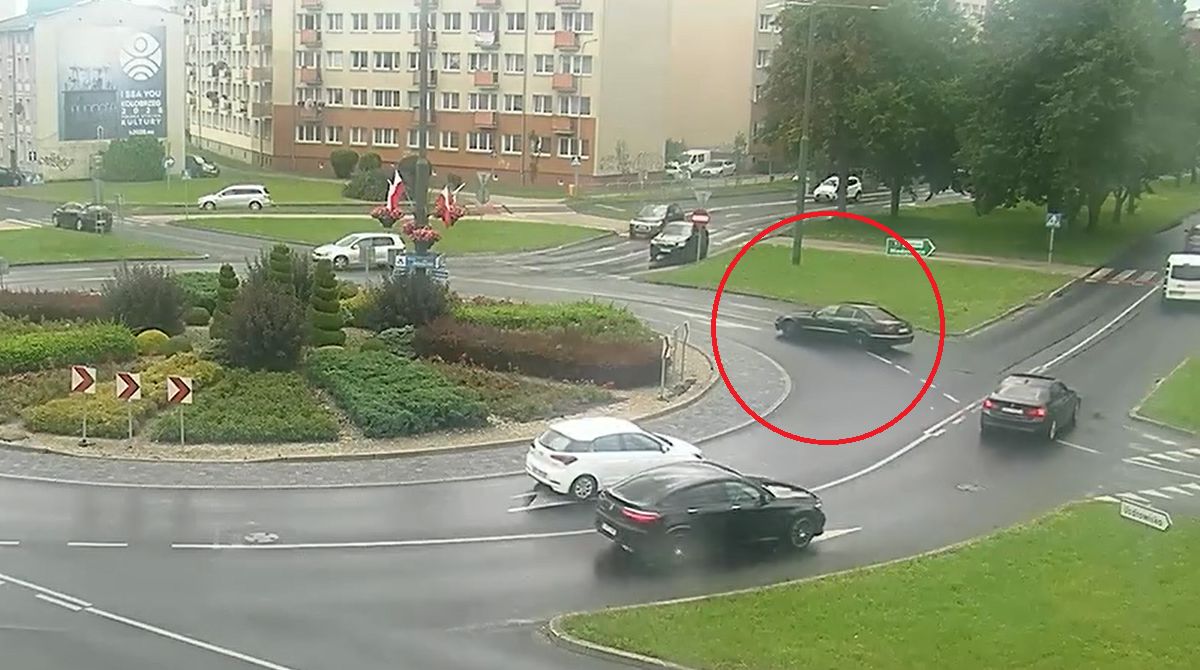 Driftował na rondzie w Kołobrzegu. Surowa kara dla kierowcy Mercedesa