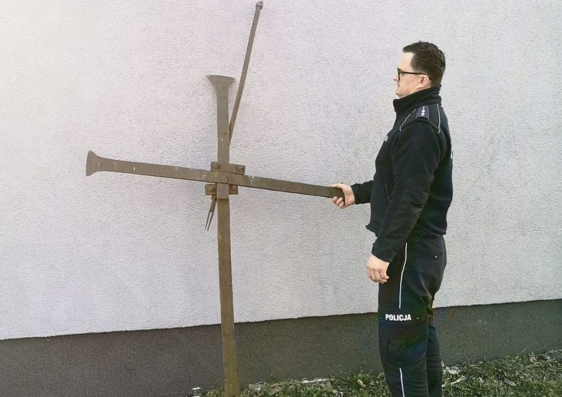 Zabytkowy krzyż mierzy dwa metry wysokości 
