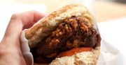 Bułka z chrupiącym filetem z kurczaka (danie typu fast food)