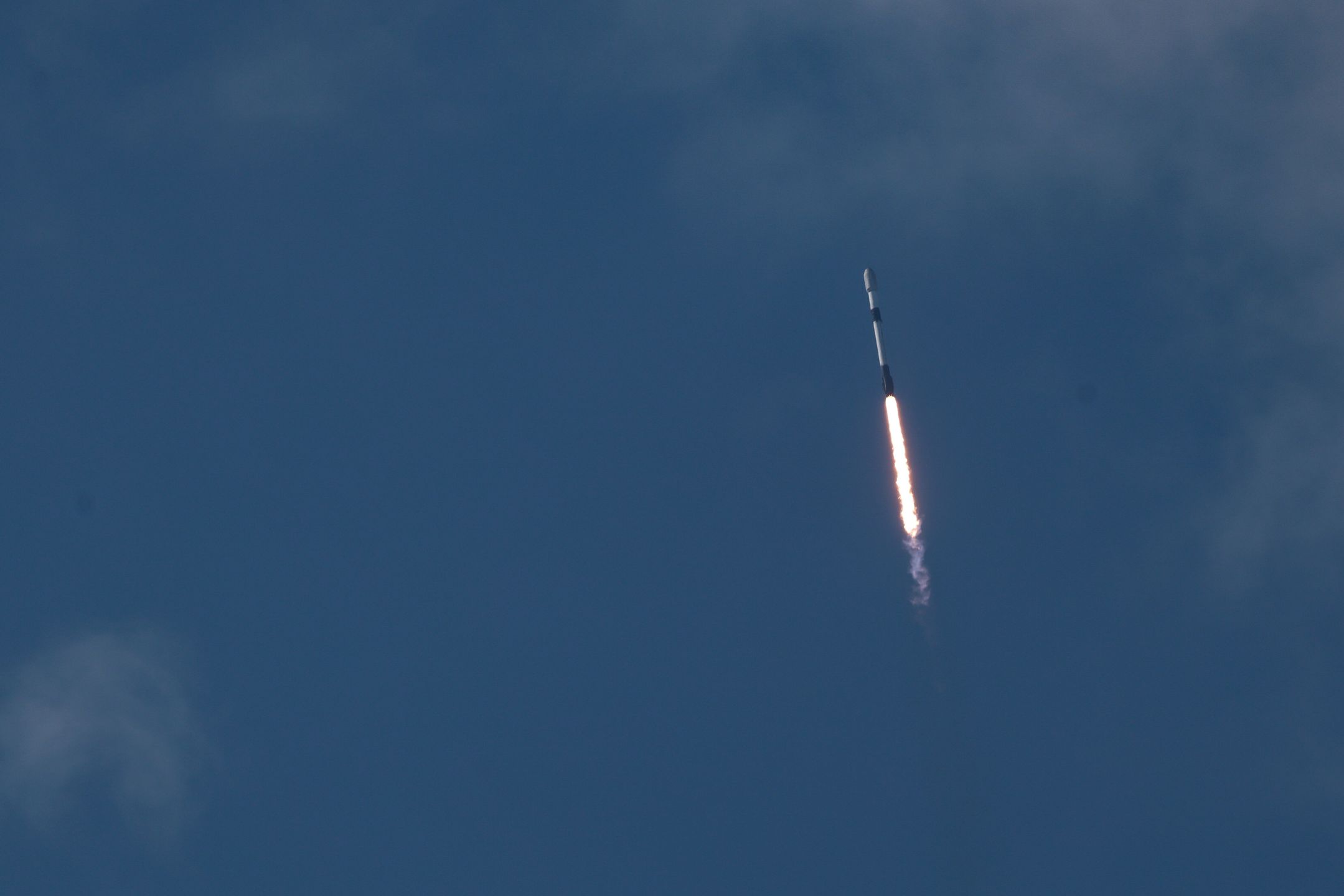 Floryda, 10.06.2025. Start rakiety ze stanowiska SLC-40 w Centrum Kosmicznym Johna F. Kennedy?ego na przylądku Canaveral w amerykańskim stanie Floryda, 10 bm. Trwają przygotowania do wystrzelenia rakiety Falcon 9 z kapsułą Crew Dragon, która w ramach misji Axiom-4 ma zabrać czwórkę astronautów, w tym Sławosza Uznańskiego-Wiśniewskiego na Międzynarodową Stację Kosmiczną (ISS). Z uwagi na warunki atmosferyczne start misji został przełożony na środę, 11 czerwca br. (amb) PAP/Leszek Szymański