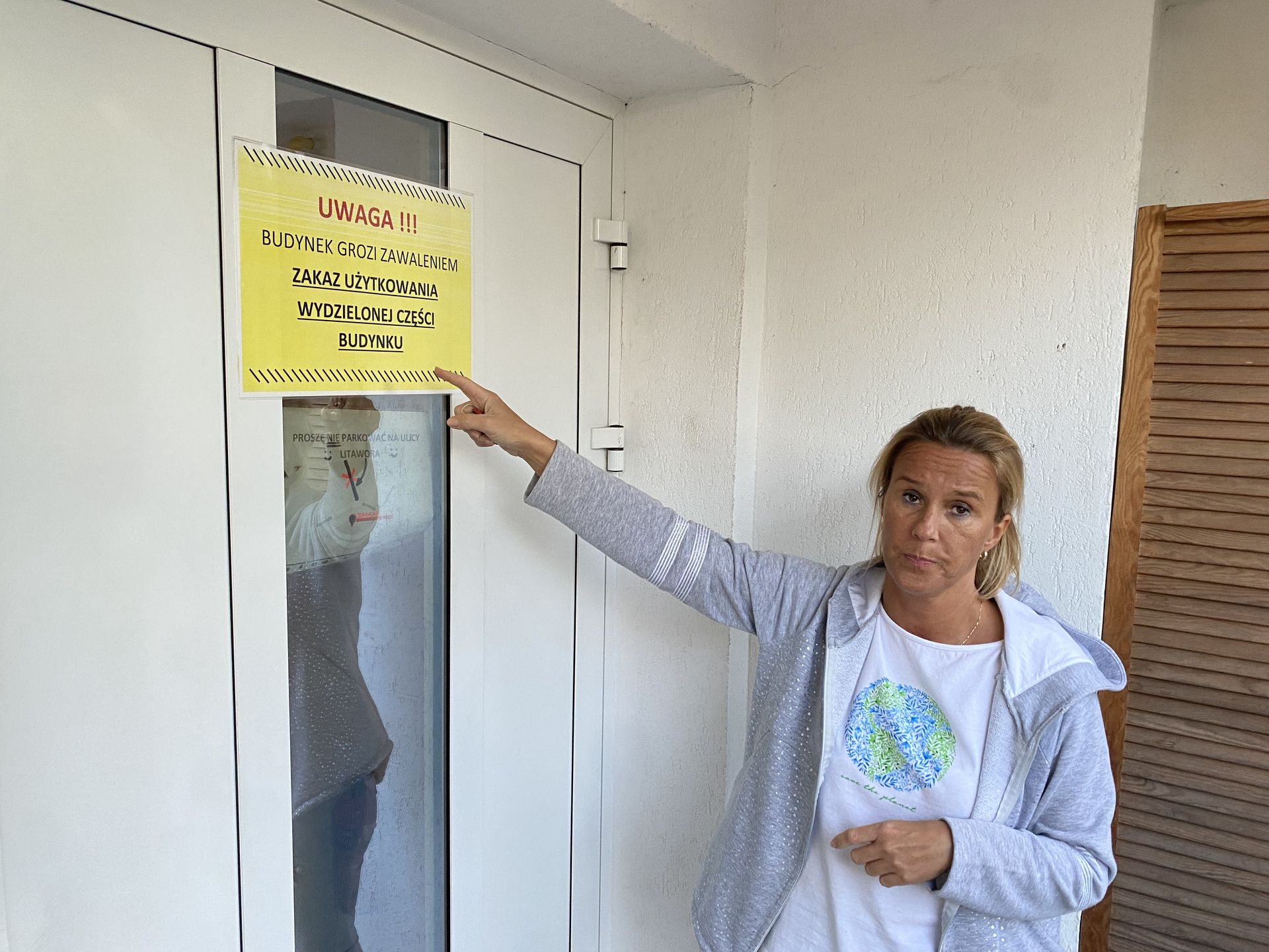 Na drzwiach wisi kartka informująca o zagrożeniu