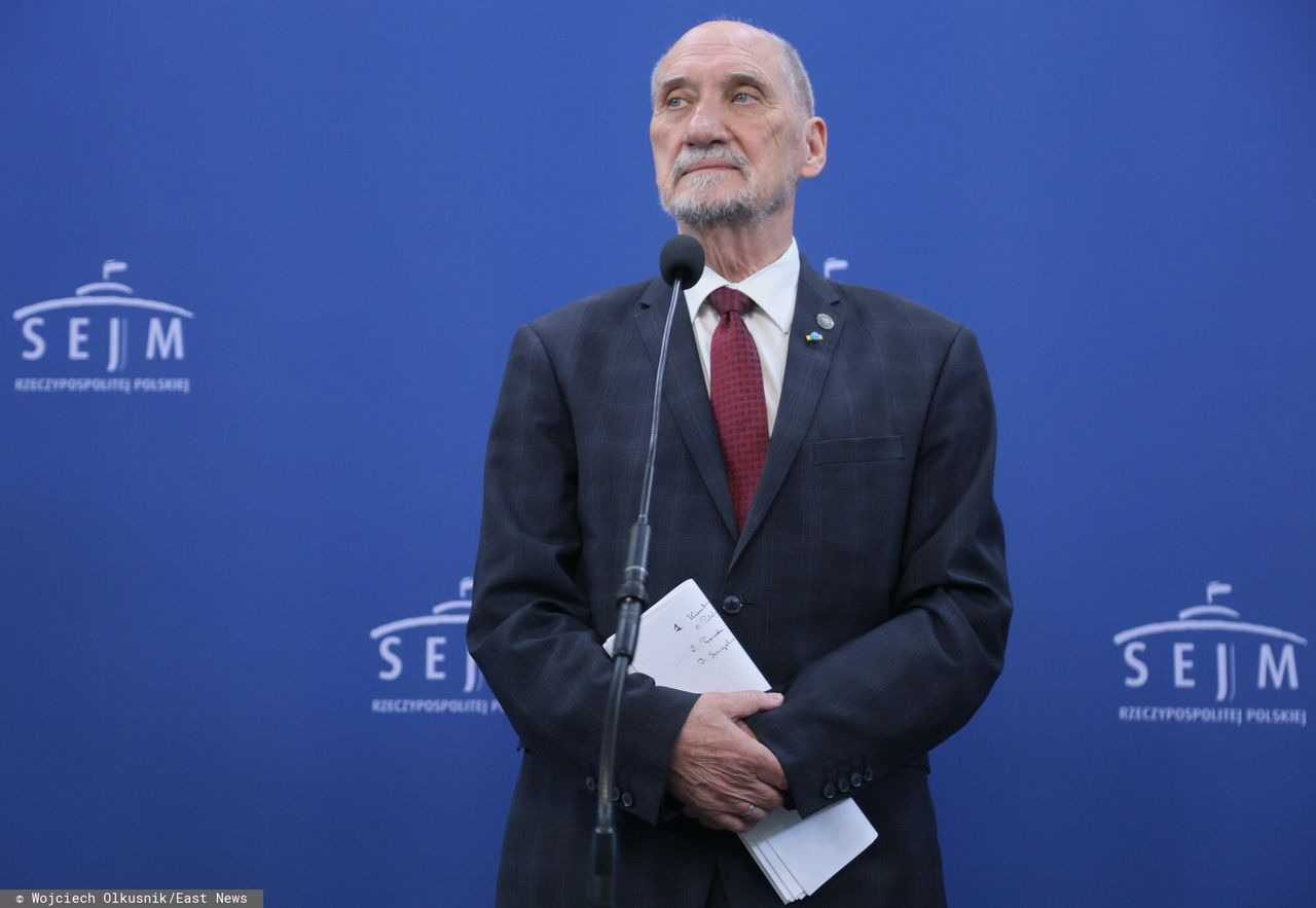 Spięcie w Sejmie. Dziennikarz TVN24 pytał Macierewicza o Smoleńsk
