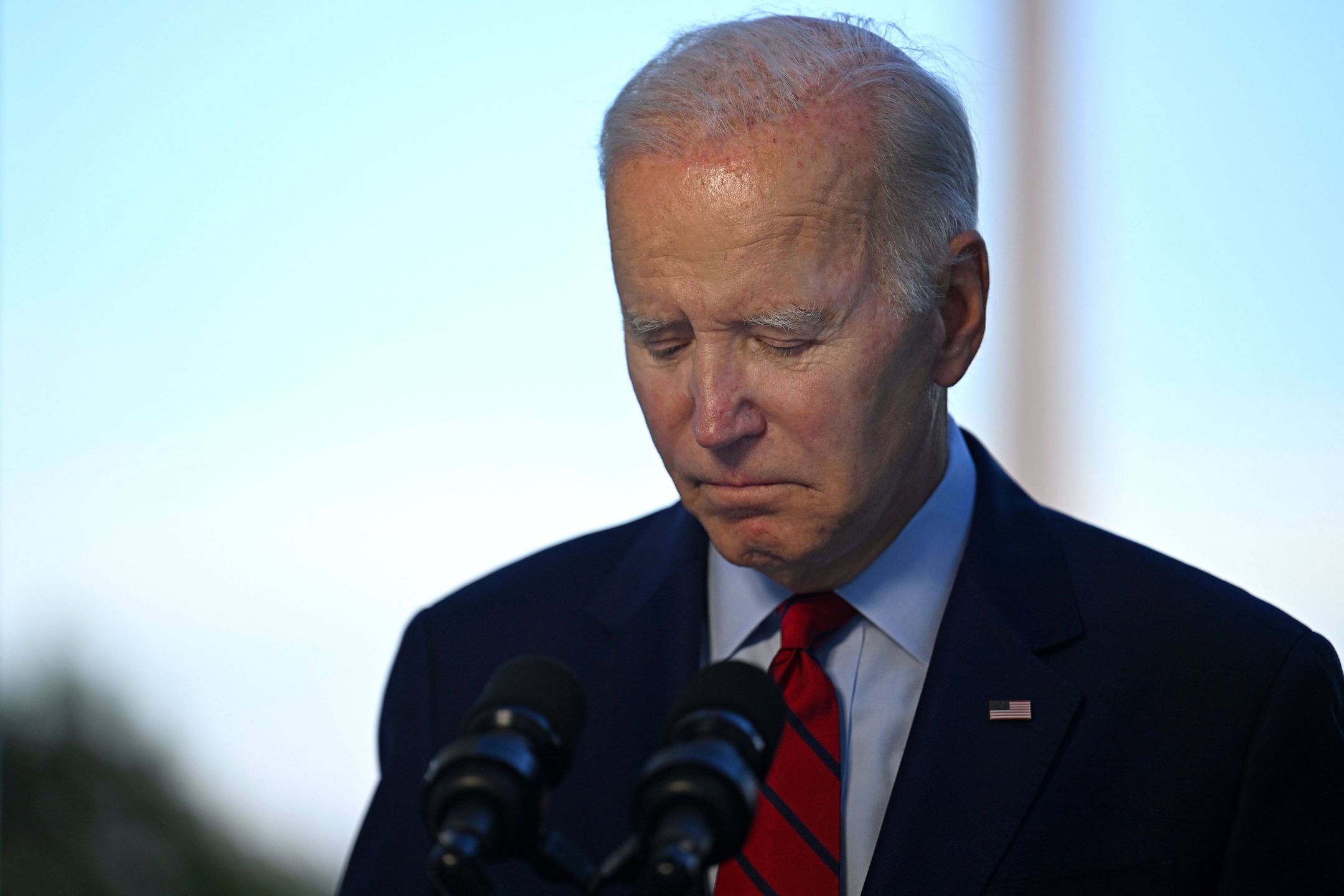 US conducted 'successful' operation on 'significant Al-Qaeda target' in Afghanistan
epa10102257 US President Joe Biden looks down after speaking, during a briefing about a 'successful' counterterrorism operation that killed Al-Qaeda chief Ayman al-Zawahiri, from the Blue Room balcony of the White House, in Washington, DC, USA, 01 August 2022.  EPA/JIM WATSON / POOL 
Dostawca: PAP/EPA.
JIM WATSON / POOL