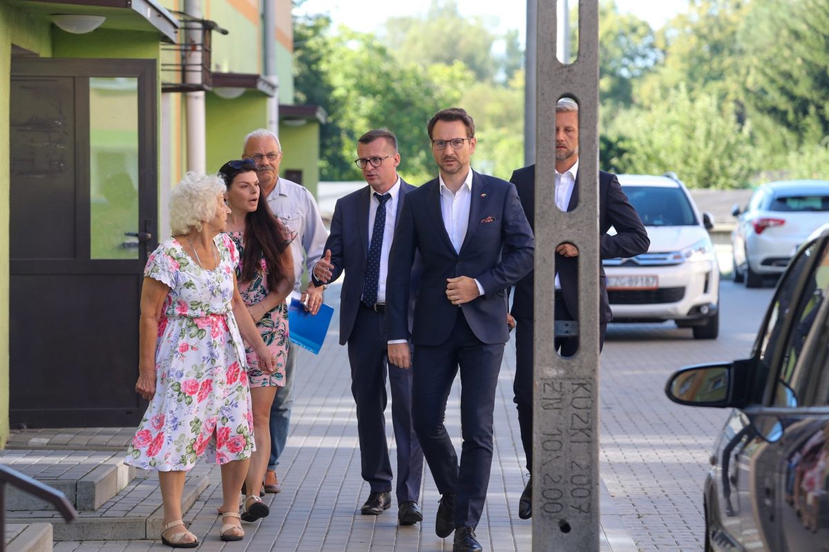 Minister Waldemar Buda (w centrum zdjęcia) przedstawił w środę w Zgierzu nowe rozwiązania ws. byłych mieszkań pracowniczych