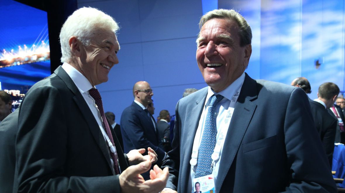 Rosyjski przedsiębiorca Giennadij Timczenko i były kanclerz Niemiec Gerhard Schroeder podczas Wschodniego Forum Ekonomicznego. Władywostok, wrzesień 2015 roku