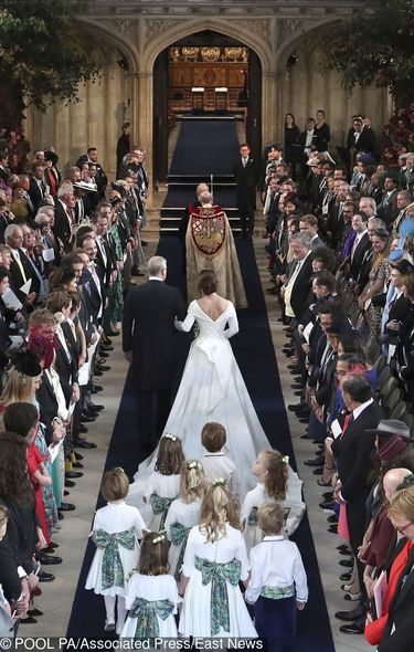 Ślub księżniczki Eugenii i Jacka Brooksbanka – para młoda w asyście druhen i drużbów