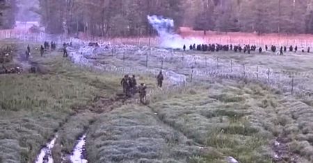 Szturm na polską granicę. Kamera nagrała atak migrantów ze strony białoruskiej