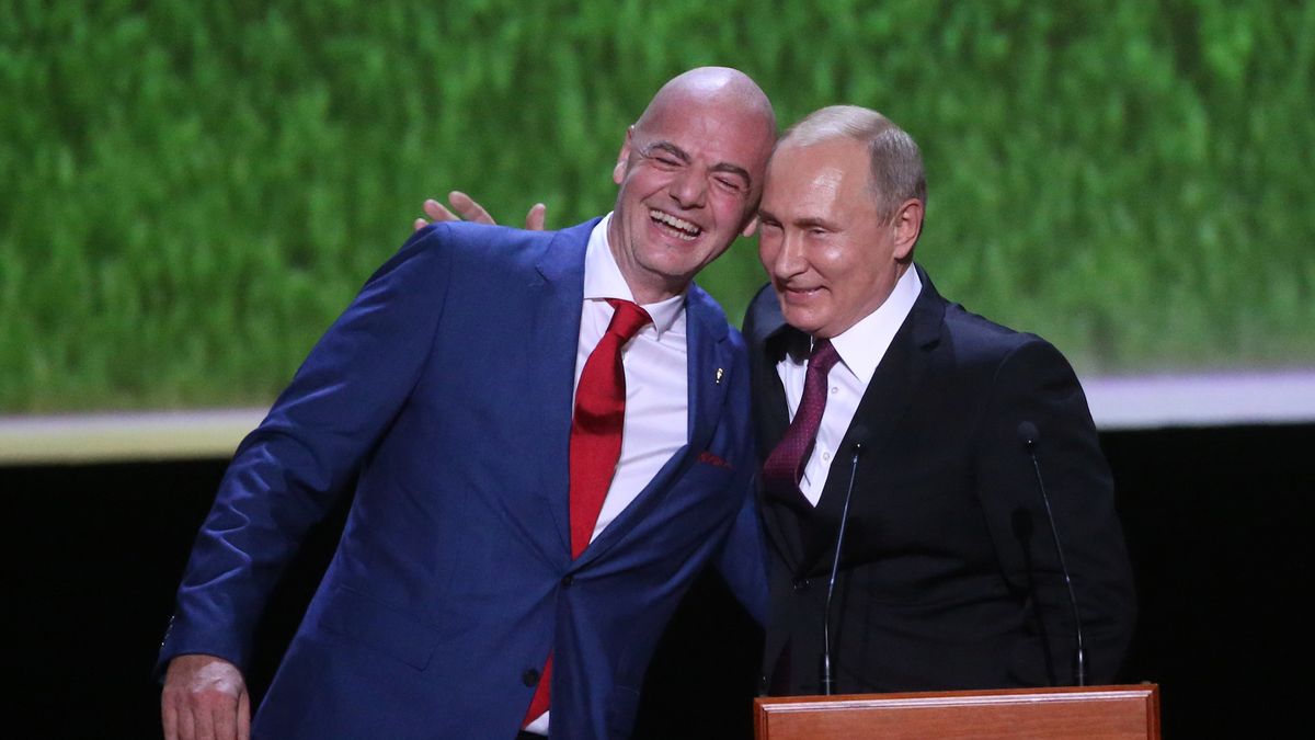 Zdjęcie okładkowe artykułu: Getty Images / Mikhail Svetlov / Prezydent FIFA  - Gianni Infantino oraz prezydent Rosji - Władimir Putin podczas jednego z koncertów w Teatrze Bolszoj w Moskwie, w 2018 roku.