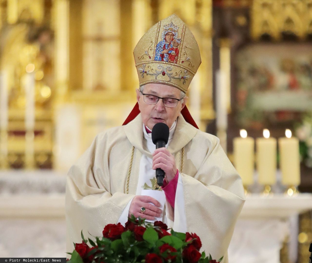 Wzruszające słowa biskupa Antoniego Długosza na pogrzebie Krzysztofa Krawczyka. "Jest gdzieś niebo jak len"