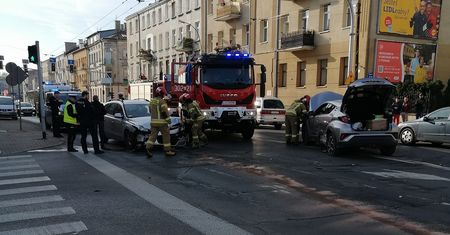 Wjechał na czerwonym świetle i doprowadził do zderzenia