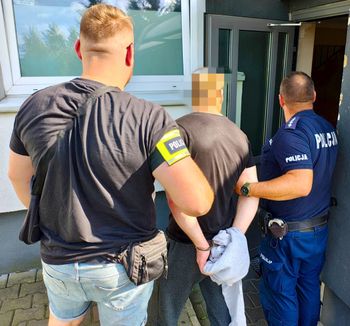 Narkotyki w rękach policjantów z Radomska. Zatrzymano trzy osoby