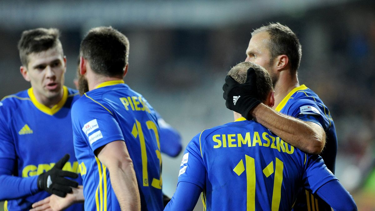 Newspix / Krzysztof Porebski / PressFocus / NEWSPIX.PL / Na zdjęciu: piłkarze Arki Gdynia