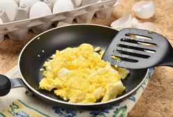Chcecie, aby wasza jajecznica była lekka i puszysta? Dodajcie do niej ten składnik