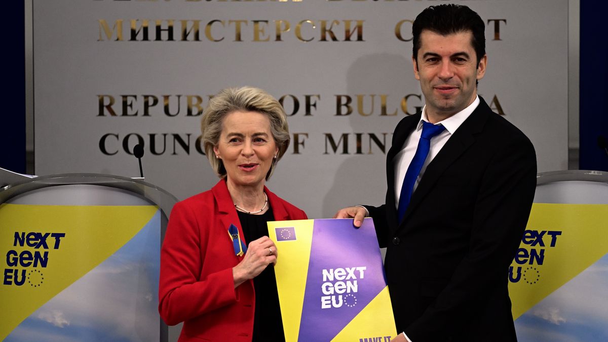 Bulgarian Prime Minister Kiril Petkov (R) and President of the European Commission Ursula von der Leyen (L) present Bulgaria's recovery and resilience plan during a press conference in Sofia, Bulgaria, 07 April 2022. President of the European Commission Ursula von der Leyen arrived for a two-day visit in Bulgaria. EPA/VASSIL DONEV Dostawca: PAP/EPA.