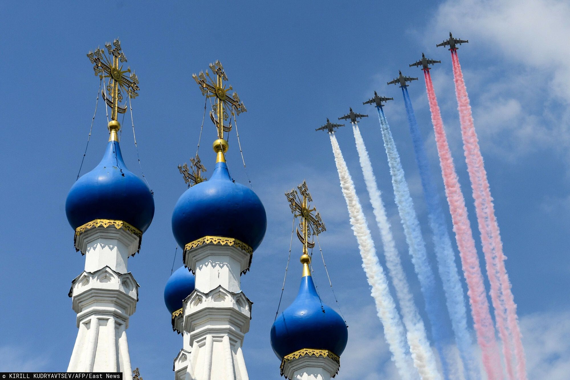 Samoloty szturmowe Su-25 podczas próby przed Dniem Zwycięstwa w Moskwie 
