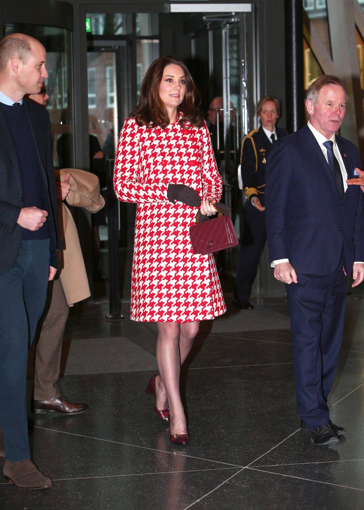 Księżna Kate w płaszczu w biało-czerwoną pepitkę Cat Walker w Szwecji