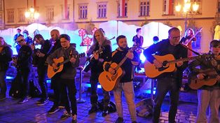 Wrocław żyje gitarą - emocjonujący flash mob przy fontannie na Rynku. Nadszedł czas na Gitarowy Rekord Świata. Czeka na tysiące gitarzystów
