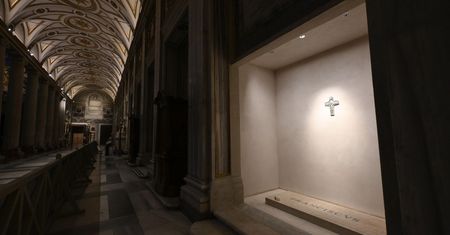 Tak wygląda grób papieża Franciszka.  Jest już otwarty dla wiernych