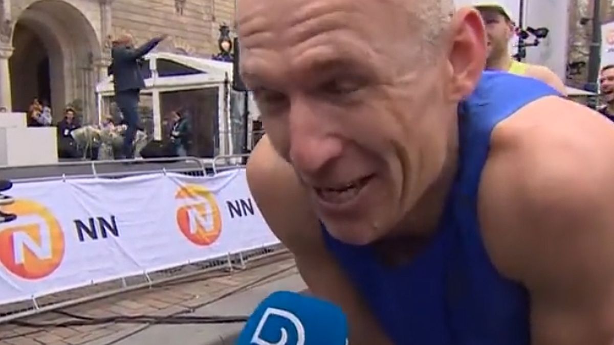 Arjen Robben na mecie maratonu w Rotterdamie w 2023 r