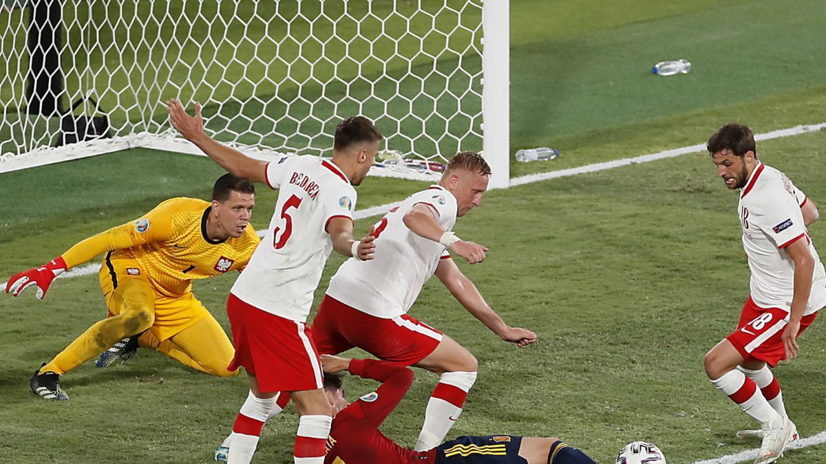 Alvaro Morata walczy o piłkę z Polakami