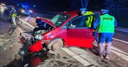 Krasnystaw: Volkswagen wbił się w tył ciągnika. Trzy osoby w szpitalu