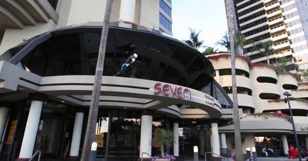 Asasyn jak żywy, biega i straszy turystów w San Diego
